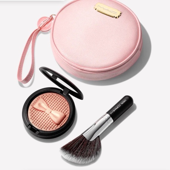 💄HP!💄LAST ONE! MAC Indulgent Glow Face Kit - Picture 14 of 14